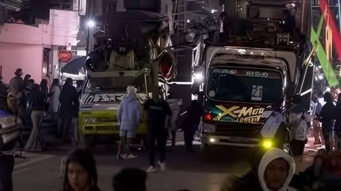 SOUND HOREG - Karnaval sound horeg yang digelar di Desa Giripurno, Kota Batu, melewati batas waktu yang diizinkan oleh pihak kepolisian, Rabu (23/7/2025).
