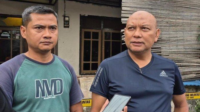 TEMUAN BALON UDARA - Kasatreskrim Polres Ponorogo, AKP Rudy Hidajanto (gundul) bersama Kanit III, IPDA Warsio saat menjelaskan temuan balon udara tanpa awak saat olah tkp mercon meledak di rumah Ismi, Jalan Irawan, Kelurahan Kepatihan, Kecamatan/Kabupaten Ponorogo, Jatim. Warga Jalan Irawan, Kelurahan Kepatihan, Kecamatan/Kabupaten Ponorogo, Jatim digegerkan dengan suara ledakan menggelegar, Kamis (29/5/2025) dini hari.