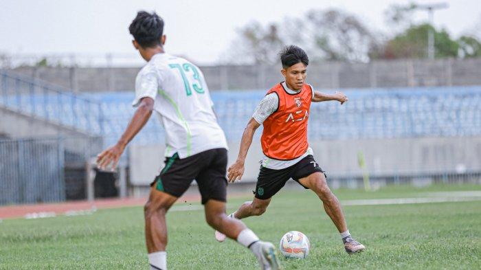 Kasim Botan mengisi posisi bek kanan saat Persebaya melawan Persik Kediri (27/10/2023) dan Barito Putera (9/11/2023).