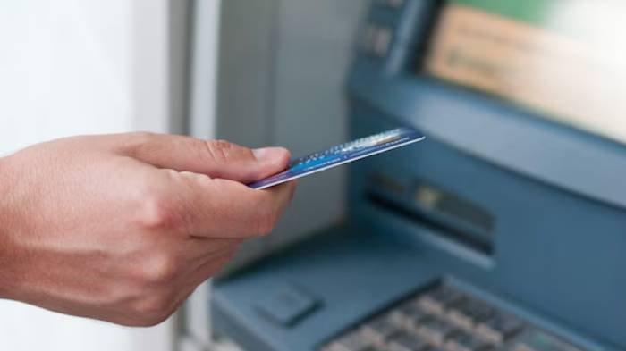 PEMBOBOLAN ATM DI BOGOR - Ilustrasi mesin ATM di Indonesia. Viral kasus pria di Bogor uang jutaan rupiahnya raib gara-gara ATM dibobol. Trik licik komplotan pelaku terbongkar berkat rekaman CCTV.