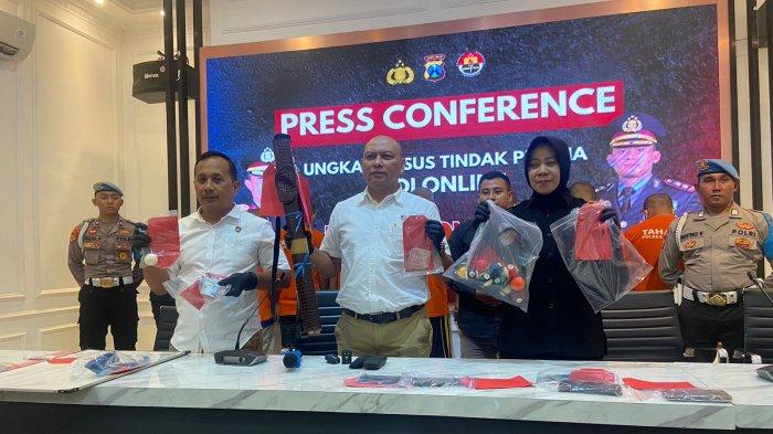 KBO Satreskrim Polres Ponorogo Iptu Triono, Kasatreskrim Polres Ponorogo AKP Rudy dan Kasubsie Humas Polres Ponorogo Iptu Yayun (dari kiri ke kanan) menunjukkan barang bukti kasus judi.