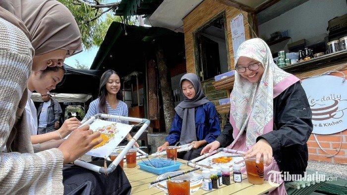 Pengunjung saat menikmati minuman dari kulit kopi dan membatik di Ke-daily Coffe Kota Malang, Kamis (7/11/2024).