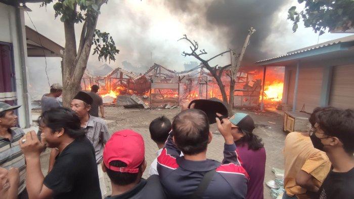 Kebakaran di Pasar Leces, Petugas temui kendala yakni warga yang berdatangan melihat api, Senin, (4/12/2023).