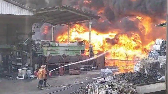 Petugas berjibaku memadamkan api di PT Langgeng Jaya Plastindo di jalan raya Kedamean no. 16 Desa Kedamean, Kecamatan Kedamean, Kabupaten Gresik, Kamis (12/9/2024) siang.