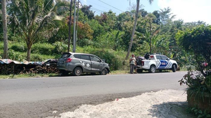 KECELAKAAN BERUNTUN - Kecelakaan beruntung yang melibatkan 4 kendaraan terjadi di Jalan Raya Desa Suger Lor, Kecamatan Maesan, Minggu (4/5/2025). Tak ada korban jiwa, namun sejumlah pengendara alami luka-luka.