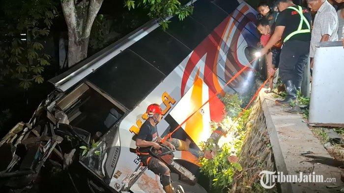 Kondisi bangkai bus Mira jurusan Surabaya-Yogyakarta nopol S 7818 US, tengah dievakuasi usai terperosok ke parit sedalam 3 meter, di Jalan Raya Ngawi-Solo, masuk Dusun Sukosari, Desa Gemarang, Kecamatan Kedunggalar, Kabupaten Ngawi, Jumat malam (23/8/2024)