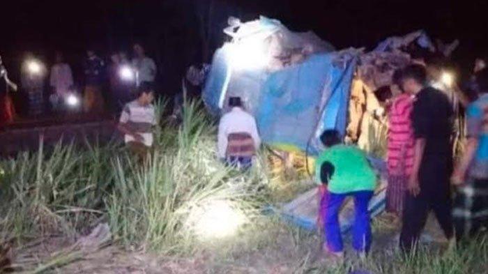 Kecelakaan maut yang melibatkan KA Probowangi dengan Elf yang terjadi di Dusun Prayuana, Desa Ranupakis, Kecamatan Klakah, Kabupaten Lumajang, Jawa Timur pada Minggu (19/11/2023) malam.