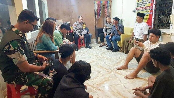 Kedua belah pihak yaitu warga dan oknum mahasiswa saat dilakukan mediasi pada Rabu (15/1/2025) malam. Sebelumnya, mereka terlibat keributan di wilayah Kelurahan Merjosari Kecamatan Lowokwaru Kota Malang.