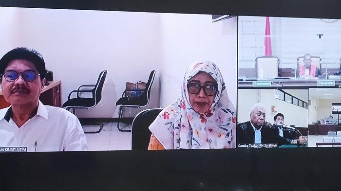 Kedua terdakwa kasus DAK, Eks Kadispendik Jatim Syaiful Rachmat dan Eny Rustiana