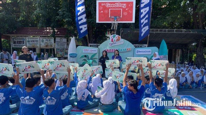 Kekompakan siswa SMA 19 Surabaya menambah keseruan kegiatan Fazzio Youth Project (FYP) Yamaha Goes To School yang diadakan oleh PT. Surya Timur Sakti Jatim (Yamaha STSJ), Selasa (14/5/2024).