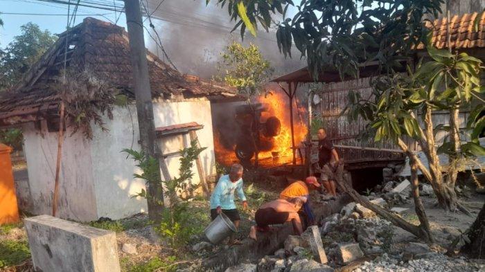 MOBIL TERBAKAR : Momen saat mobil Suzuki Katana terbakar, Rabu (9/7/2025) sore