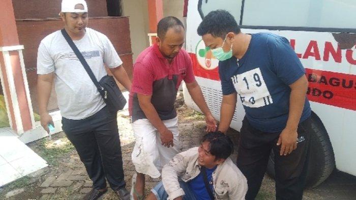 Keluarga kecelakaan menangis histeris di teras RSU Asembagus
