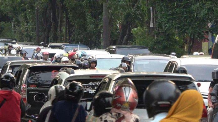 Kemacetan yang terjadi di jalan nasional Jalan Panglima Sudirman - Jalan Jaksa Agung Suprapto, Jumat sore (12/4/2024)