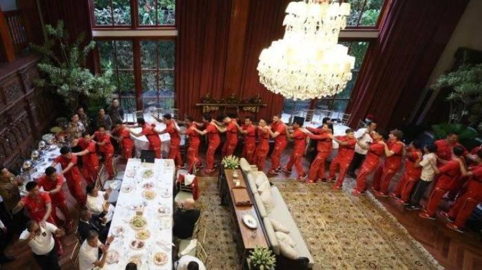 NYANYI BARENG PRABOWO - Presiden RI Prabowo Subianto bernyanyi dan makan siang bersama pemain Timnas Indonesia di kediamannya, Jalan Kertanegara, Kebayoran Baru, Jakarta Selatan, Jumat (6/6/2025). Hal ini dilakukannya sebagai bentuk apresiasi atas kemenangan Skuad Garuda atas China dalam Kualifikasi Piala Dunia 2026 zona Asia.