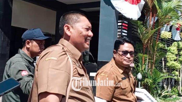 Kepala Cabang Dinas (Kacabdin) Pendidikan Provinsi Jawa Timur, Sindhu Widyabadra dikejar wartawan setelah keluar dari ruang aspirasi DPRD Tulungagung, Senin (12/8/2024).
