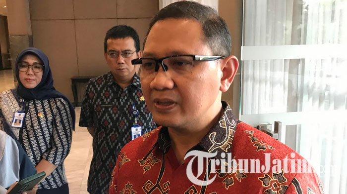 Kepala Dinas Pendidikan Provinsi Jawa Timur, Aries Agung Paewai tengah menerjunkan tim untuk menelusuri kisruh yang tengah ramai soal harga kain seragam dan atribut di SMA/SMK negeri di Kabupaten Tulungagung, Sabtu (22/7/2023).
