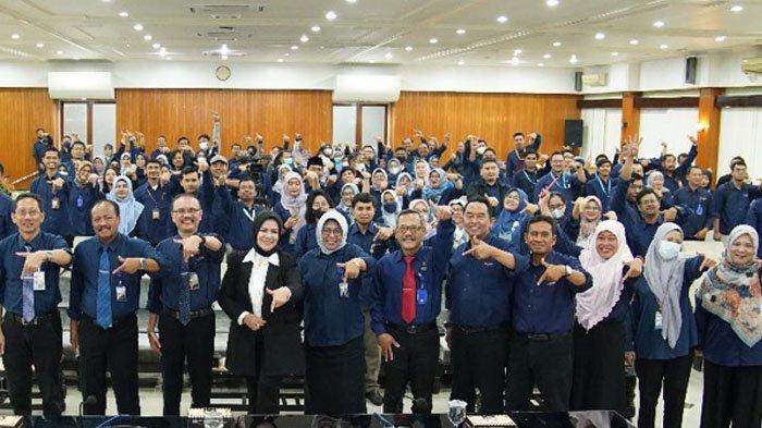 Kepala Lembaga Layanan Pendidikan Tinggi (LLDIKTI) Wilayah VII Jawa Timur, Prof Dr Dyah Sawitri memberikan arahan kepada para dosen Universitas Merdeka (UNMER) Malang tentang cara mengurus dan meningkatkan jabatan fungsional dosen, Senin (17/7/2023).