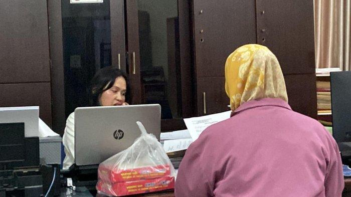 KEPALA SEKOLAH SMA TARUNA NALA DIPERIKSA - Kepala sekolah SMA Taruna Nala Malang berinisial HC (memakai kerudung kuning) saat menjalani pemeriksaan di Unit PPA Satreskrim Polresta Malang Kota pada Senin (19/5/2025) lalu. Diketahui, HC diperiksa selama 6 jam terkait kejadian dugaan penganiayaan yang dilakukan oleh murid senior kepada juniornya.