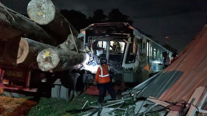 KECELAKAAN - Kereta Api Commuter Line Jenggala terlibat kecelakaan dengan truk muat kayu di wilayah Tenggulungan, Kecamatan Kebomas, Kabupaten Gresik, Jawa Timur, Selasa (8/4/2025). Satu orang masinis dikabarkan terluka dan dilarikan ke rumah sakit.