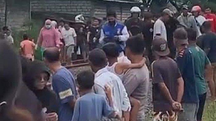 KECELAKAAN - Terjadi kecelakaan maut di Lamongan, yang melibatkan kereta api dan sepeda motor, Sabtu (5/4/2025). Kereta Api Harina relasi Bandung-Surabaya Pasar Turi menabrak motor di perlintasan kereta api Desa Warukulon, Kecamatan Pucuk, Lamongan. Akibat kecelakaan tersebut, dua ibu-ibu, Lina (32) dan Yayuk (35) tewas di lokasi kejadian.