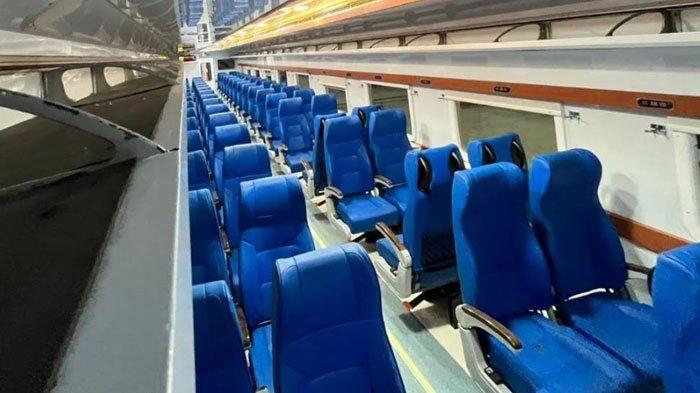 Kereta Ekonomi New Generation pada KA Dharmawangsa relasi Surabaya Pasarturi - Pasarsenen punya leg room lebih luas, jenis kursi tipe captain seat dan bisa diatur kemiringannya (reclining).