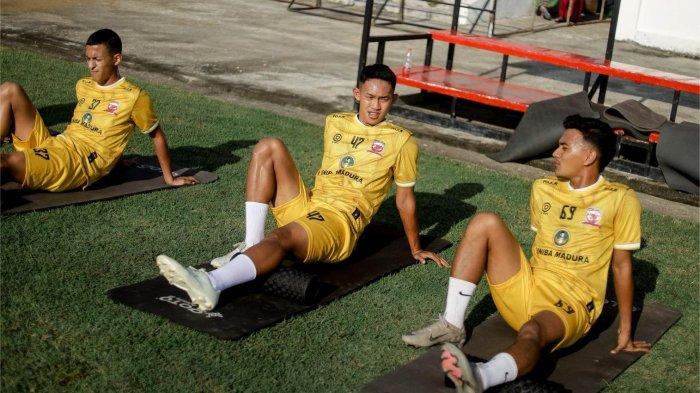 KOMPAK - Ketiga pemain baru Madura United, Fauzan Hanif, Satrio Azhar, dan Arsan Makarin saat latihan bersama di Stadion Maupun United Training Ground (MUTG) Pamekasan, Madura, Selasa (24/6/2025).