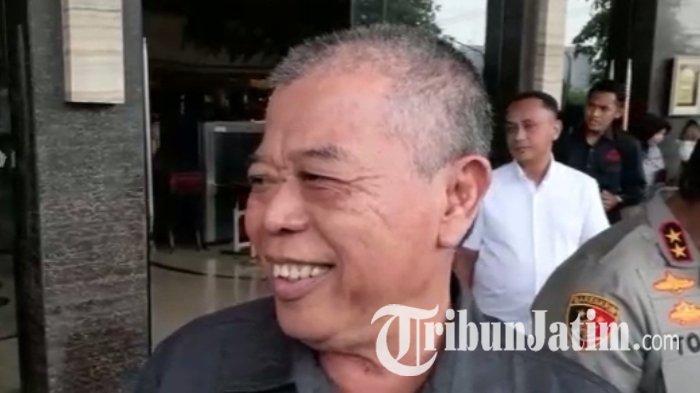 Ketua DPRD Jatim Kusnadi saat ditemui di Surabaya bicara singkat soal penggeledahan KPK