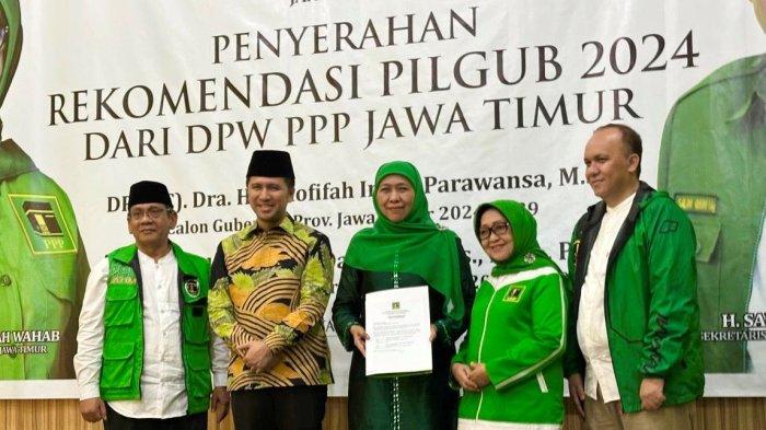 Ketua DPW Partai Persatuan Pembangunan (PPP) Jawa Timur Mundjidah Wahab resmi memberikan surat rekomendasi untuk Khofifah Indar Parawansa dan Emil Elestianto Dardak untuk melenggang sebagai bacagub dan bacawagub yang diusung untuk bertarung dalam Pilgub Jatim 2024, Sabtu (18/5/2024)