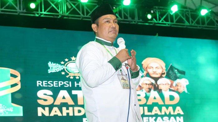 Ketua PCNU Pamekasan, KH Taufik Hasyim saat sambutan Peringatan Satu Abad Nahdlatul Ulama (NU) di Lapangan Pegantenan, Madura, Rabu (15/2/2023) malam.