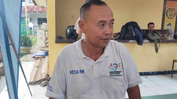 DIANAYA WARGA SENDIRI - Ketua RW 02 Kelurahan Pondok Kopi, Jakarta Timur Ninuk Hadi Purwanto ketika menceritakan penganiayaan yang dilakukan oleh warganya, Jumat (16/5/2025). Ketua RW menjadi perbincangan lantaran dianiaya karena warga ribut soal saluran air.