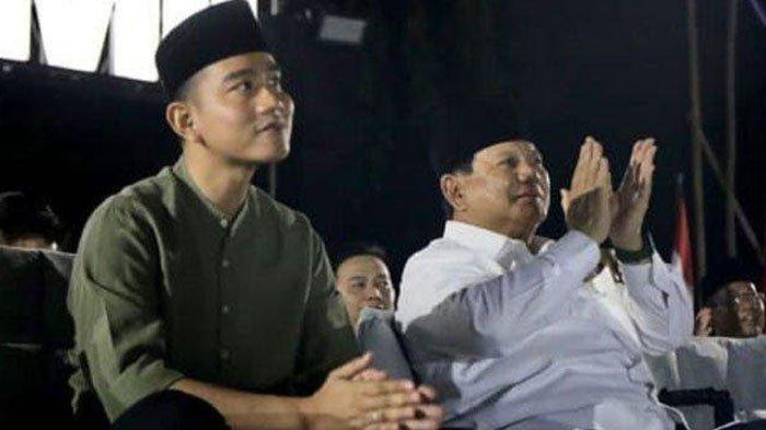Ketua Umum Partai Gerindra, Prabowo Subianto hadir bersama Wali Kota Solo, Gibran Rakabuming Raka pada puncak Peringatan Hari Lahir (Harlah) ke-63 Pergerakan Mahasiswa Islam Indonesia (PMII), di Benteng Vastenburg Solo, Jawa Tengah (Jateng), Jumat (23/6/2023) malam.