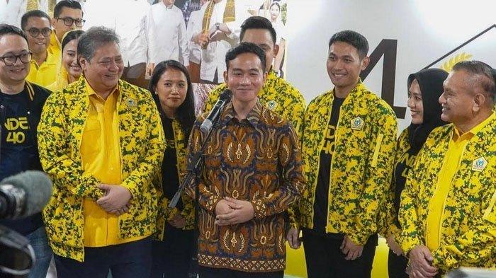 Ketua Umum Partai Golkar, Airlangga Hartarto (tengah) bersama Gibran Rakabuming Raka (kanan), Sabtu (21/10/2023).