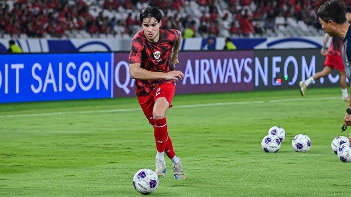 Penggawa Timnas Indonesia Kevin Diks melakukan pemanasan jelang debut dalam pertandingan Kualifikasi Piala Dunia 2026 Zona Asia antara Indonesia vs Jepang, Jumat (15/11/2024) di Stadion Gelora Bung Karno Jakarta. Kabar terbaru Kevin Diks kini resmi bergabung dengan Borussia Monchengladbach.