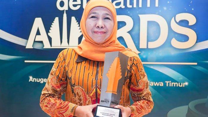 Gubernur Jawa Timur periode 2019-2024, Khofifah Indar Parawansa mendapatkan Penghargaan Anugerah Figur Akselerator Kemajuan Kategori Pendongkrak Kemajuan Desa, dalam Detik Jatim Awards 2024.