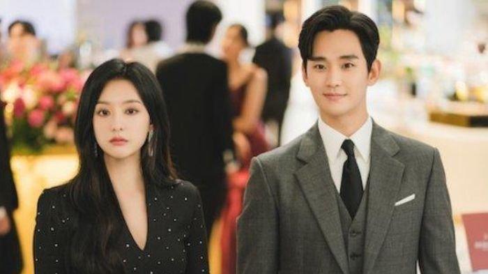 Potret Kim Ji Won dan Kim Soo Hyun dalam drama Korea 'Queen of Tears'. Pesona artis cantik ini di drama Korea ini disebut bak old money.