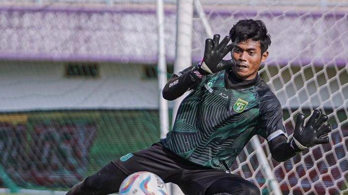 Kiper Persebaya, Andhika Ramadhani berlatih bersama tim.