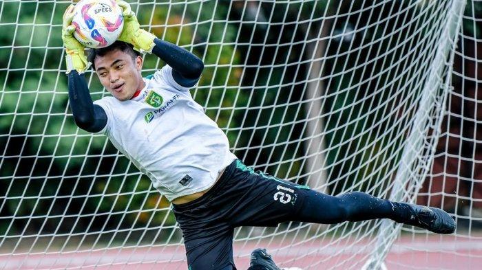 Kiper Persebaya, Ernando Ari saat menjalani latihan bersama tim.