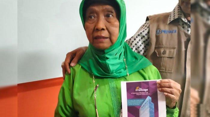 KORBAN - Hartinah (83), warga Kedurus, Surabaya, saat mendatangi kontraktor yang dikaitkan dengan pembangunan apartemen The Frontage Surabaya, Rabu (9/7/2025).