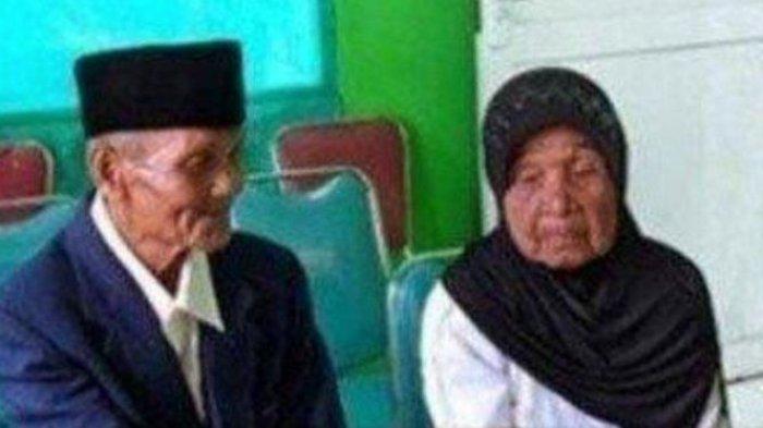 Kisah cinta Mbah Ngatimin dan Satinem yang ternyata unik, keduanya kini jadi suami istri setelah menjalani masa pacaran selama 2 tahun.
