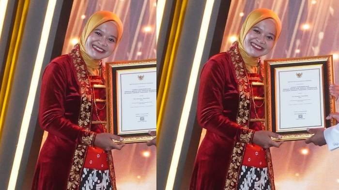 Eni Susanti, bidan dari Puskesmas Kampung Laut, Cilacap, Jawa Tengah saat menerima penghargaan sebagai Tenaga Kesehatan Teladan tahun 2024 kategori pengabdian tanpa batas.