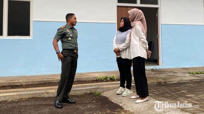 Komadan Kodim 0822 Bondowoso, Letkol Arh Achmad Yani saat berbincang dengan Kepala Dapur di halaman depan dapur SPPG Bondowoso terkait Makan Bergizi Gratis di Bondowoso
