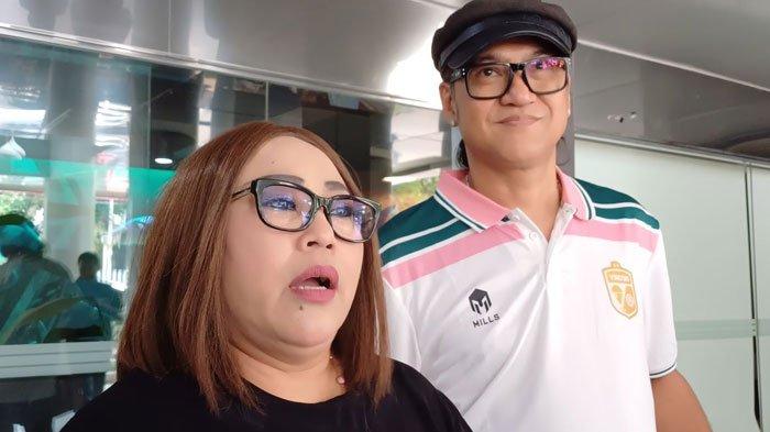 TAK MAU PHK - Komedian Nunung Srimulat didampingi suaminya, Iyan Sambiran saat ditemui di daerah Gambir Jakarta Pusat, Selasa (10/10/2023). Nunung tak mau PHK karyawannya meski warung mendadak sepi.