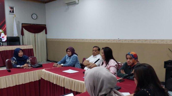 Komisi Informasi (KI) Pusat Republik Indonesia (RI) saat melaksanakan kunjungan ke KPU Kabupaten Sampang, Madura, Selasa (15/10/2024).