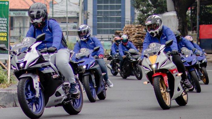Komunitas Yamaha R15 asal Jawa Timur saat melakukan touring jarak jauh, 2023.