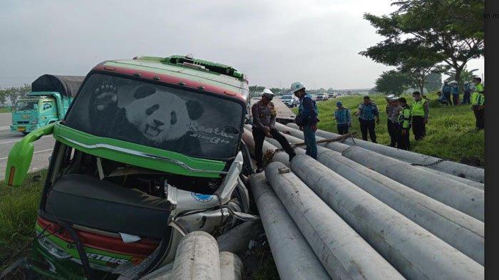 Kondisi Bus Restu Panda bernopol nomor N 7223 UF, ringsek usai seruduk Truk Tronton dengan plat nomor B 9148 BEA dengan muatan beton paku bumi, KM 567 Tol Ngawi-Solo, masuk Desa Bangunrejo Kidul, Kecamatan Kedunggalar, Kabupaten Ngawi, Rabu pagi (3/1/2023).
