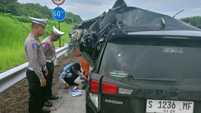 Kondisi Mobil Toyota Kijang Innova nopol S 1236 MF, dikemudikan Muhamad Jefry (42), asal Desa Gumantuk, Kecamatan Maduran, Kabupaten Lamongan, rusak parah usai menabrak Truk Isuzu Elf, di jalan Tol Ngawi – Solo KM 553 B, masuk Desa Sambirejo, Kecamatan Mantingan, Kabupaten Ngawi, Senin (16/12/2024) pukul 09.00 WIB