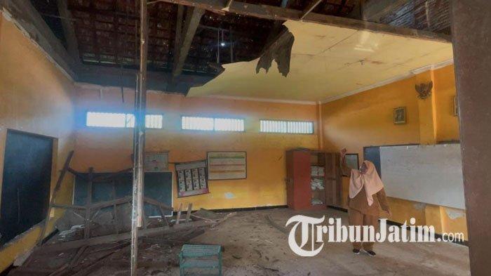 SEKOLAH RUSAK - Kondisi SDN Jabon 2 di Kecamatan Jombang, Kabupaten Jombang, Jawa Timur, yang plafonnya rusak parah dan sebagian siswa harus belajar di ruang tamu kepala sekolah karena bangunan rusak, Senin (14/7/2025). Kondisi tersebut diperparah dengan hanya ada 4 siswa baru pada tahun ajaran baru 2025/2026.