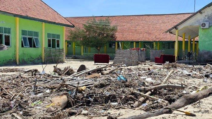 Kondisi SMK Negeri 3 Sampang, berlokasi di Pulau Mandangin, Kecamatan/Kabupaten Sampang, Madura pasca diterjang banjir rob