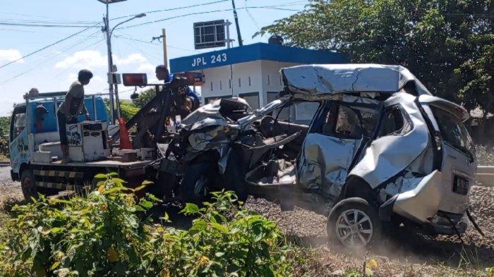 Kondisi Toyota Avanza gepeng setelah tertabrak kereta api parsel di Desa Plosokandang, Kecamatan Kedungwaru, Selasa (6/8/2024).