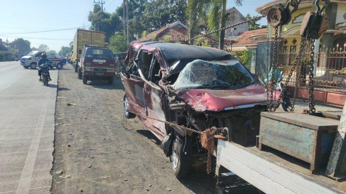 Kondisi Toyota Avanza merah Nopol P 1846 AN, usai terlibat kecelakaan dengan tiga kendaraan lain di Jalur Pantura, Desa Randupitu, Kecamatan Gending, Kabupaten Probolinggo, Selasa (1/8/2023).
